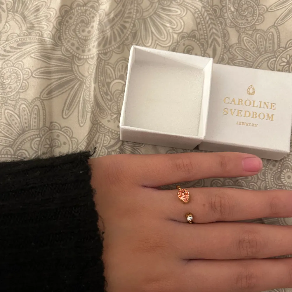 Säljer min Caroline Svedbom ring då jag också fick denna i present som den andra jag la ut, då denna inte heller faller mig i smaken.🩷. Accessoarer.