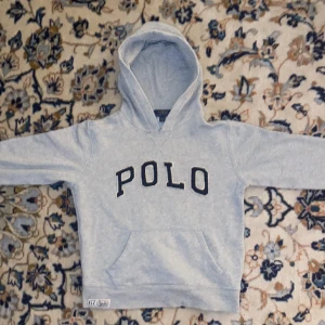 Ralph lauren hodie - Ralph lauren hoodie storlek M(10-12) på barn, lite använd men inget super synligt. Passar bra kan förhandla. 