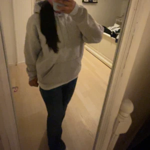 Hoodie - Varm hoodie, som inte längre kommer till användning. Den är inte jätte nopprig och har inga defekter.