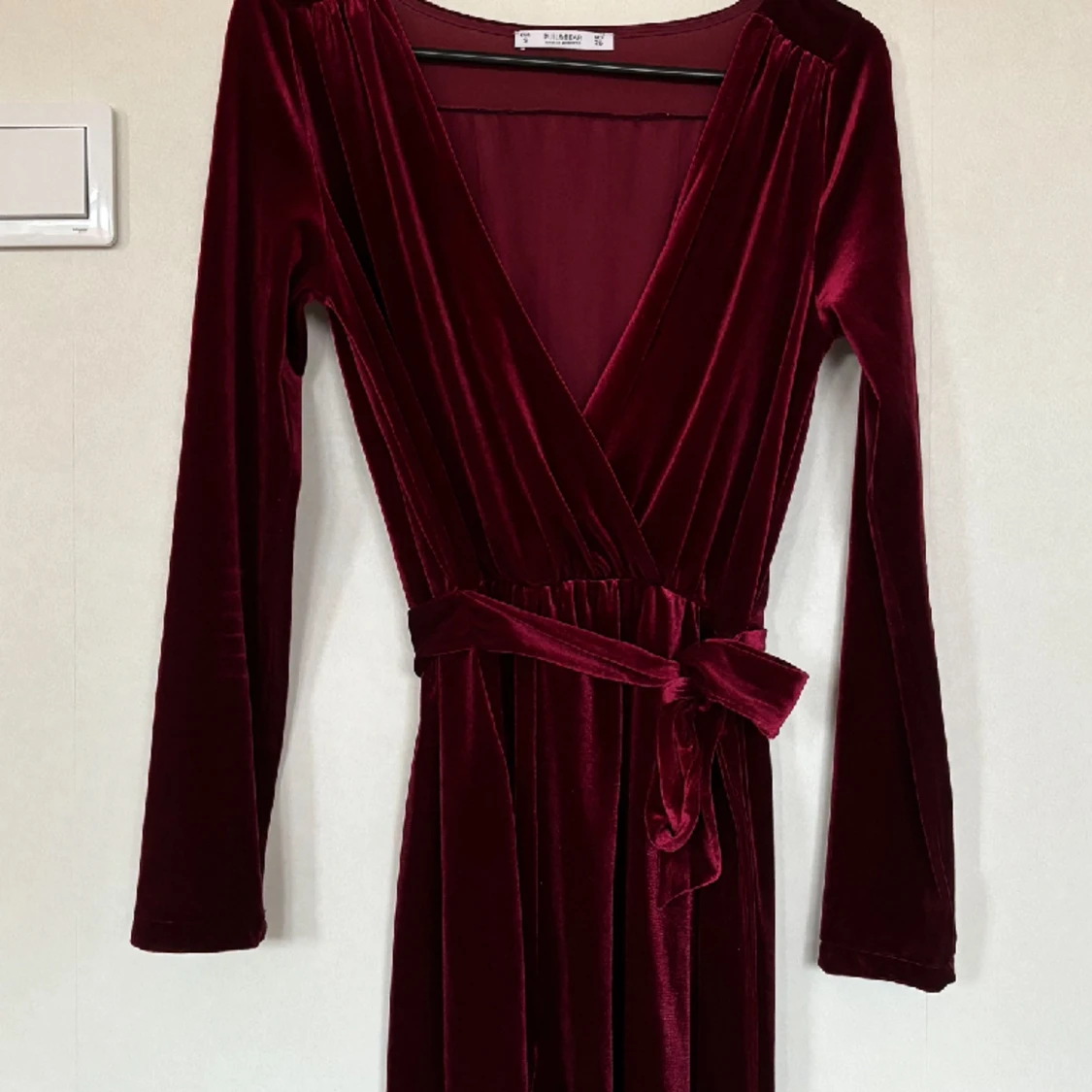 Röd jumpsuit i sammet från Pull&Bear - 90