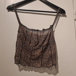 Mesh topp - Mesh topp i leopardmönster, går ner typ till naveln ungefär! 