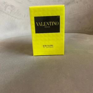 Valentino parfym born in Roma Yellow dream - Nypris 900 kr. 50ml parfym. Säljer då jag redan har en likadan och inte använder. Helt oöppnad som jag fick i julklapp.