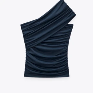 Blå topp  - Kollar intresse för denna toppen då jag bara har använt en gång pågrund av att jag har andra toppar jag tycker mer om. Säljer den för 170 kr+frakt (pris kan diskuteras)💗💗