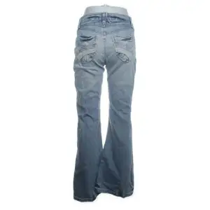 Säljer dessa snygga Low waist jeans då dom är för små för mig. 💘 -Storlek S - Midjemått 72 cm - Innebenslängd 80 cm