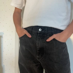 Mörka Jeans - Supersnygga relaxed jeans i modell ’93 DENIM från Polar Skate Co.! Uppskattade och använda, men i gott skick. Märkta storlek 30/32; modellen är 1.78 och brukar bära S/M. Nypris 1350. Skriv vid frågor!!🫶