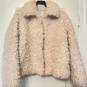 Fluffig jacka - Suuuperfin jacka använd fåtal gånger.  Storlek M