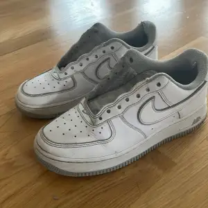 Nike airforce. Storlek 40. Använt skick. Skosnören kommer till.