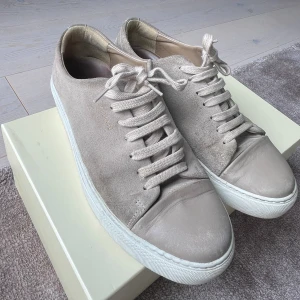 Artigato sneakers - Axel arigato storlek 41.  •Medföljer box  • Pris kan diskuteras