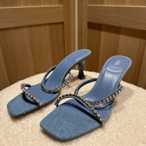 Zara klackar  - Säljer mina otroligt snygga  klackar från zara. Säljes då de inte kommer till användning, klackarna är helt oanvända. 