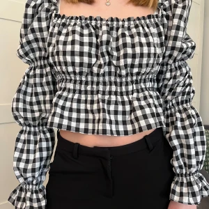 Rutig blus - Croppad rutig blues med puffärmar, svartvit