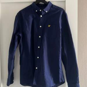 Marinblå lyle&scott skjorta Fint skick Normal i storlek
