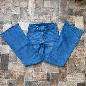 Snygga jeans! - Snygga jeans i väldigt bra skick! Storlek står inte men skulle säga att de passar 36🥰