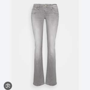 Jättefina ltb jeans perfekta till våren , endast använd ett fåtal gånger!💓