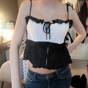 Topp - Säljer denna superfina toppen från zara. Aldrig använd💗 