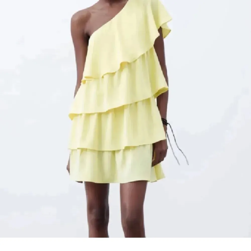 Säljer denna populära gula zara klänningen! Fint skick💕 hör av er vid frågor🥰. Klänningar.