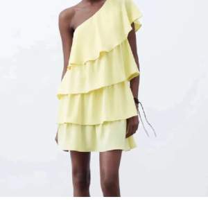 Säljer denna populära gula zara klänningen! Fint skick💕 hör av er vid frågor🥰