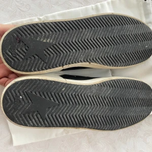 Golden goose stl 45 - Ett par feta goose jag nu säljer för att ha råd med ett par andra, svartvita med skokartong och påse medföljer såklart.  