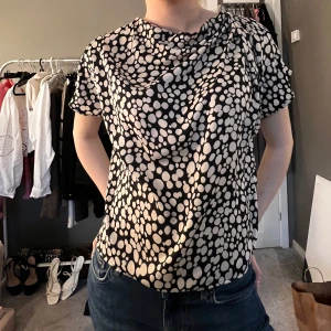 Blus - Säljer denna jätte fina blusen från zara. Använd 1 gång. Man knäpper den där bak.💓