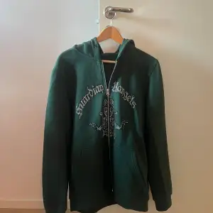 Mörkgrön Bling Lucid Rhinestone Zip Hoodie i kollektionen ”Guardian Angels”. Storlek Large och knappast använd!