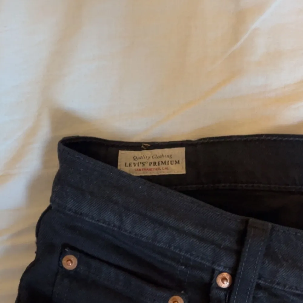 Tjena säljer ett par riktigt sjysta svarta Levis 501 jeans för ett bra pris. Skicket är använt men inga skador alls eller fläckar. Nypris 1299kr!. Jeans & Byxor.