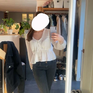 Vit blus/topp - Säljer denna fina blus/toppen från stradivarius som tyvärr blivit för liten på mig! 
