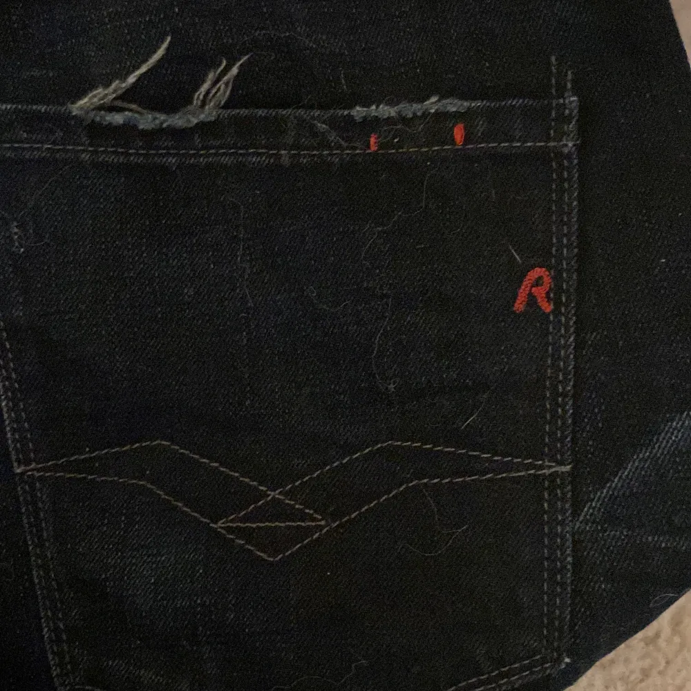 Svarta replay anbass jeans köpta för 1200 mitt pris 299kr🤪 ,storlek 32/32, Bara att ställa frågor🧐. Jeans & Byxor.