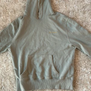 Axel arigato hoodie - Olive green axel arigato hoodie ganska använd storlek M och funkar som S