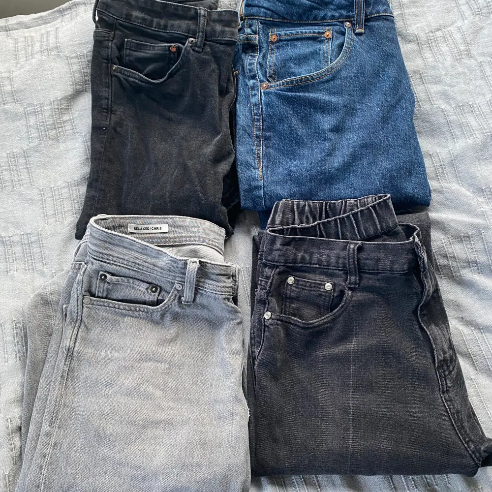 Fyra par jeans i mycket bra skick, från jack n jones, hm och Newtusfan. Alla passar storlek 32-32. Säljer då jag har andra par Kom privat för pris och frågor!. Jeans & Byxor.