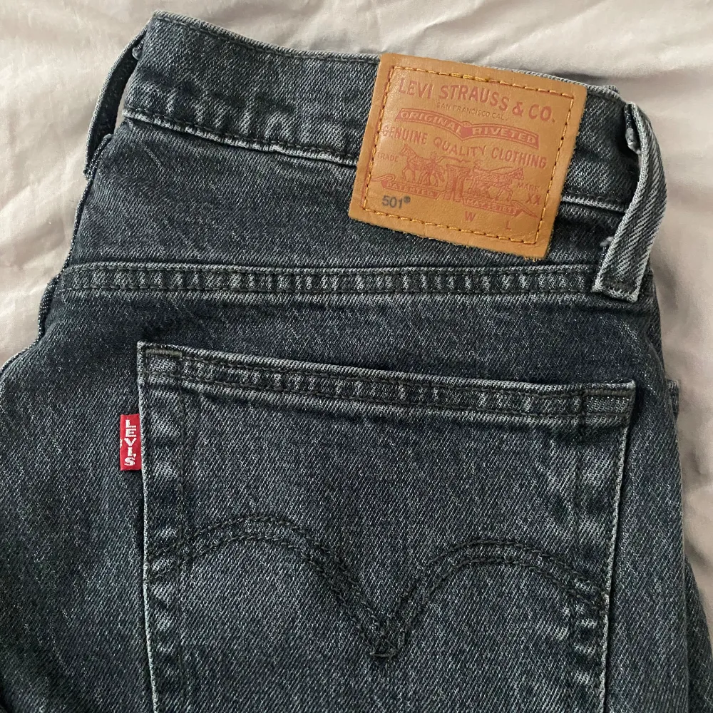 Mörkgråa Levi’s jeans i modellen 501. Väldigt bra skick, använd ett fåtal gånger. Storlek W27 L30. 🥰. Jeans & Byxor.