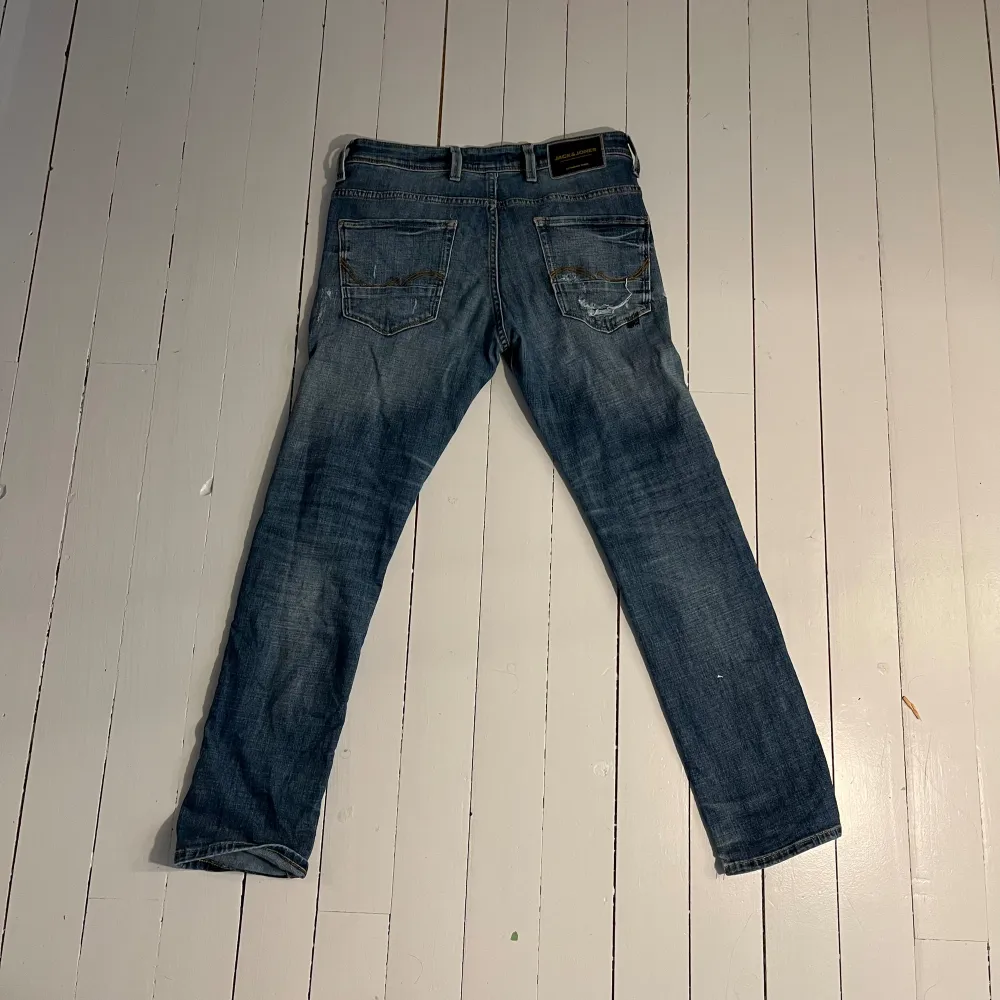 Ett par feta jeans med slitningar i slim fit | skick 8.5/10 | vid ytterligare funderingar är det bara att skriva🙌🏼. Jeans & Byxor.