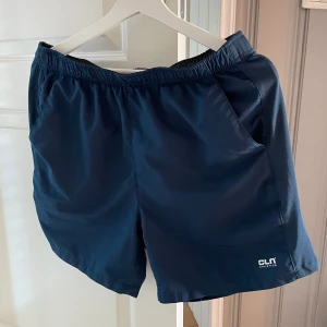 CLN athletics träningsshorts - Bra skick, large