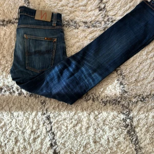 Trasiga Nudie Jeans - Ett par najs Nudie Jeans med hål på framsidan men som lätta kan lagas om man känner för det. 30 Waist och 32 i längd. Kom gärna privat för fler frågor eller bilder 🤝🏻🚀