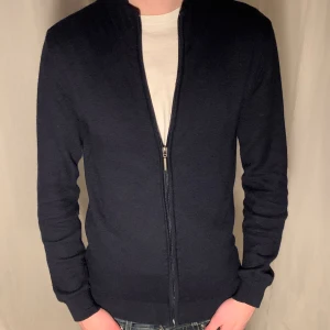 Tröja hel zip  - Zip tröja köpt i Italien | Sjukt fin passform | Väldigt bra skick 9/10 | Ull/bomull material | Pris går att diskutera