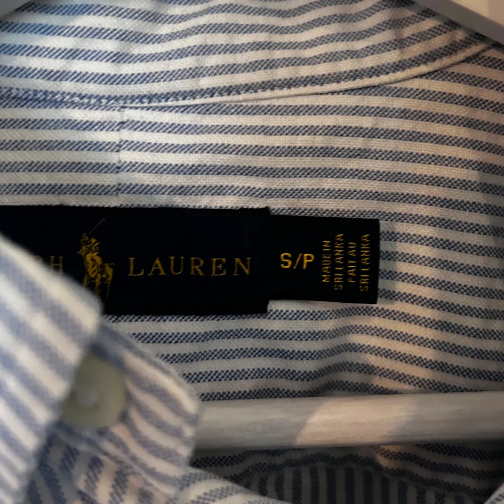 Superfin Ralph lauren skjorta i super bra skick. Använd men syns knappt. Storlek S . Skriv om ni har några funderingar!. Skjortor.