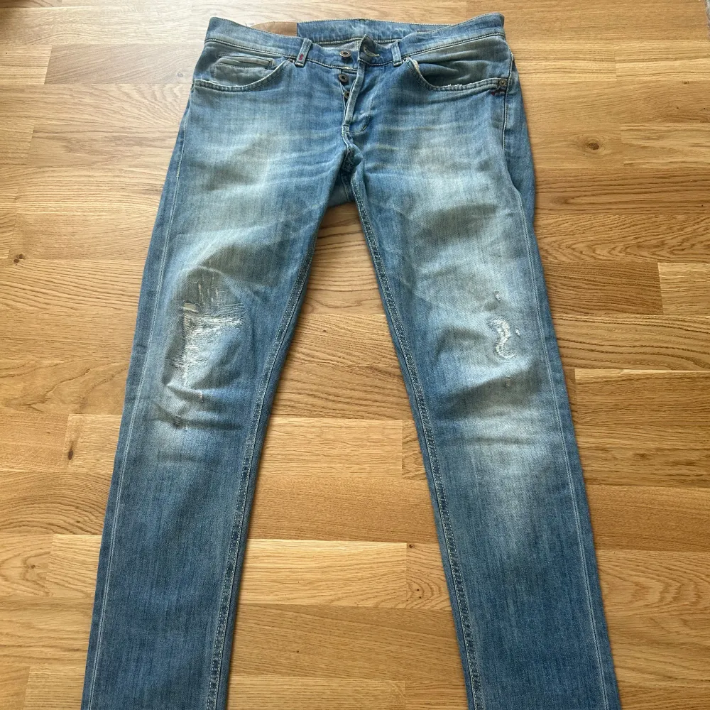 Säljer dessa jeans från Dondup, modell George. Riktigt snygg färg nu till våren och sommaren. Storlek 33, passar väldigt bra för någon i längden 1,75-1,80. Skick 7/10. Jeans & Byxor.