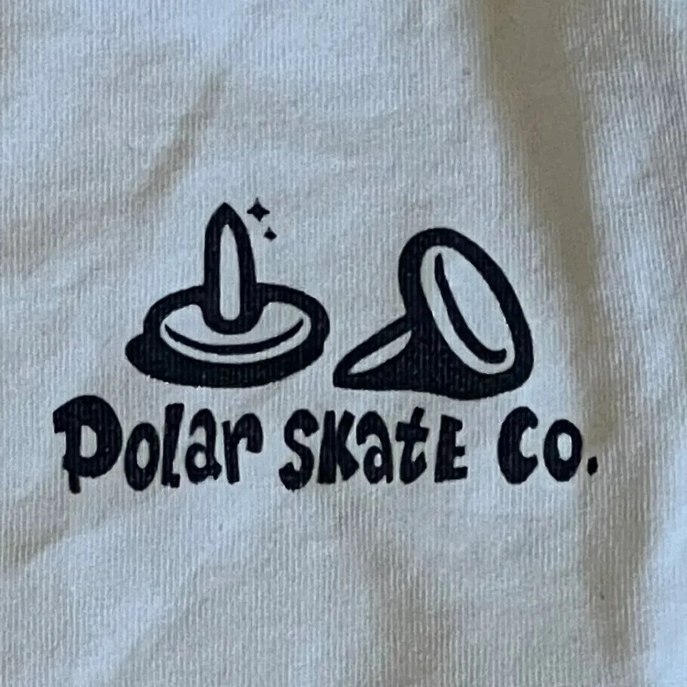 fet polar skate tee inga skador. T-shirts.