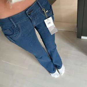 Helt nya low waist jeans  Stl 34