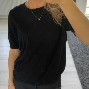 Fin stickad t-shirt - Fin stickad t-shirt/kortärmad från lindex! Jätte bra skick och knappt använd, passar bra på mig trots M har i vanliga fall mer S! 💞☺️ Hör av dig vid intresse eller mer information/bilder!!