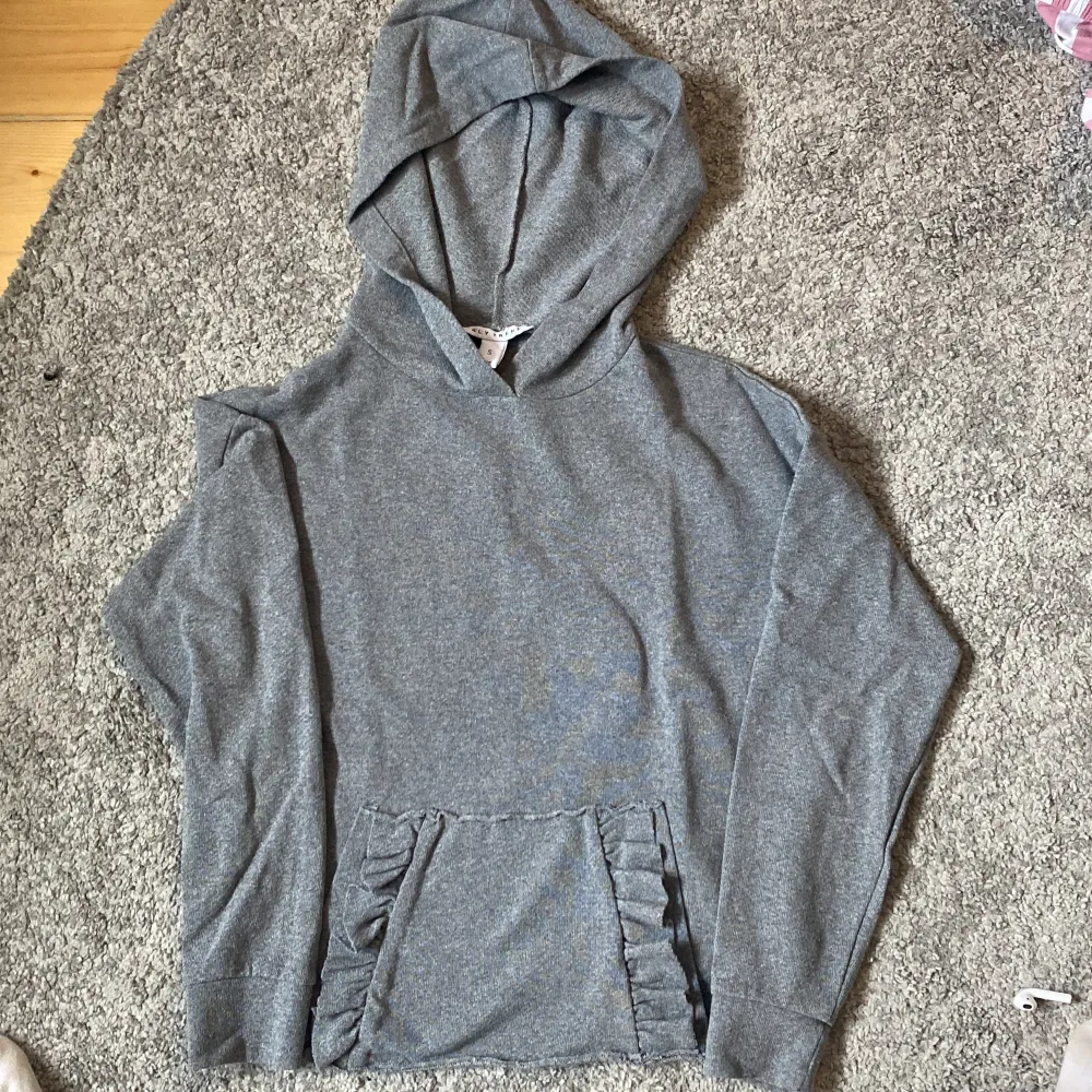 En söt hoodie i small från nly trend, söt volang på framfickan.. Hoodies.