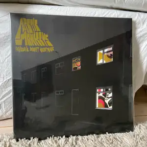 Arctic Monkeys vinyl skiva säljes i nästan nyskick, endast öppnat och spelat fåtal gånger. Om du är intresserad av fler skivor jag säljer så kanske vi kan fixa paketpris. Skriv till mig om du undrar något om till exempel press/skick.