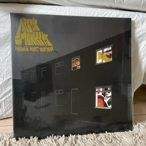 Arctic Monkeys vinyl - Arctic Monkeys vinyl skiva säljes i nästan nyskick, endast öppnat och spelat fåtal gånger. Om du är intresserad av fler skivor jag säljer så kanske vi kan fixa paketpris. Skriv till mig om du undrar något om till exempel press/skick.