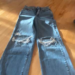 Säljer dessa jeans från Gina tricot, sparsamt använda. Väldigt bra skick. 