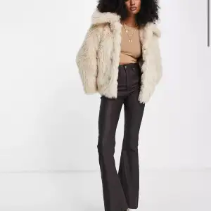 & Other Stories faux fur short coat in cream !🤍🤍 NYSKICK! Använd 1 gång Nypris: ca 2300kr 😘😘