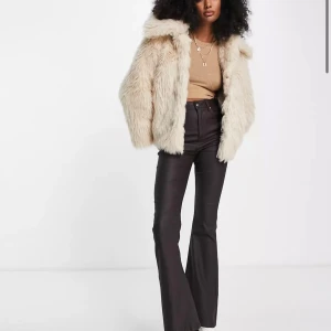 Pälsjacka  - & Other Stories faux fur short coat in cream !🤍🤍 NYSKICK! Använd 1 gång Nypris: ca 2300kr 😘😘