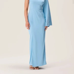 Adoore klänning - Köpte denna klänningen inför balen i maj, men har bestämt mig för en annan. Klänning är köpt på hemsidan helt ny, endast testad och aldrig använd därav lappen kvar. Perfekt klänning inför bal men även andra finare tillställningar.