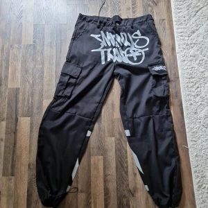 Minus two cargo  - Minus two cargos grå och svart, 1 år gamla