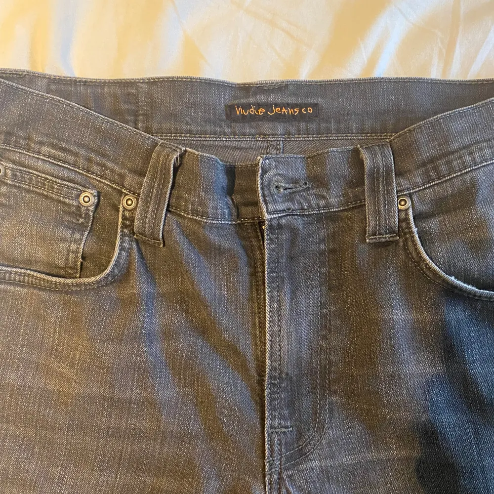 Ett par riktigt feta nudie jeans (thinn Finn) i färgen mörkgrå. Jeansen har använts ett tag men är fortfarande i väldigt bra skick. Min kompis på bilden är ca 175. . Jeans & Byxor.