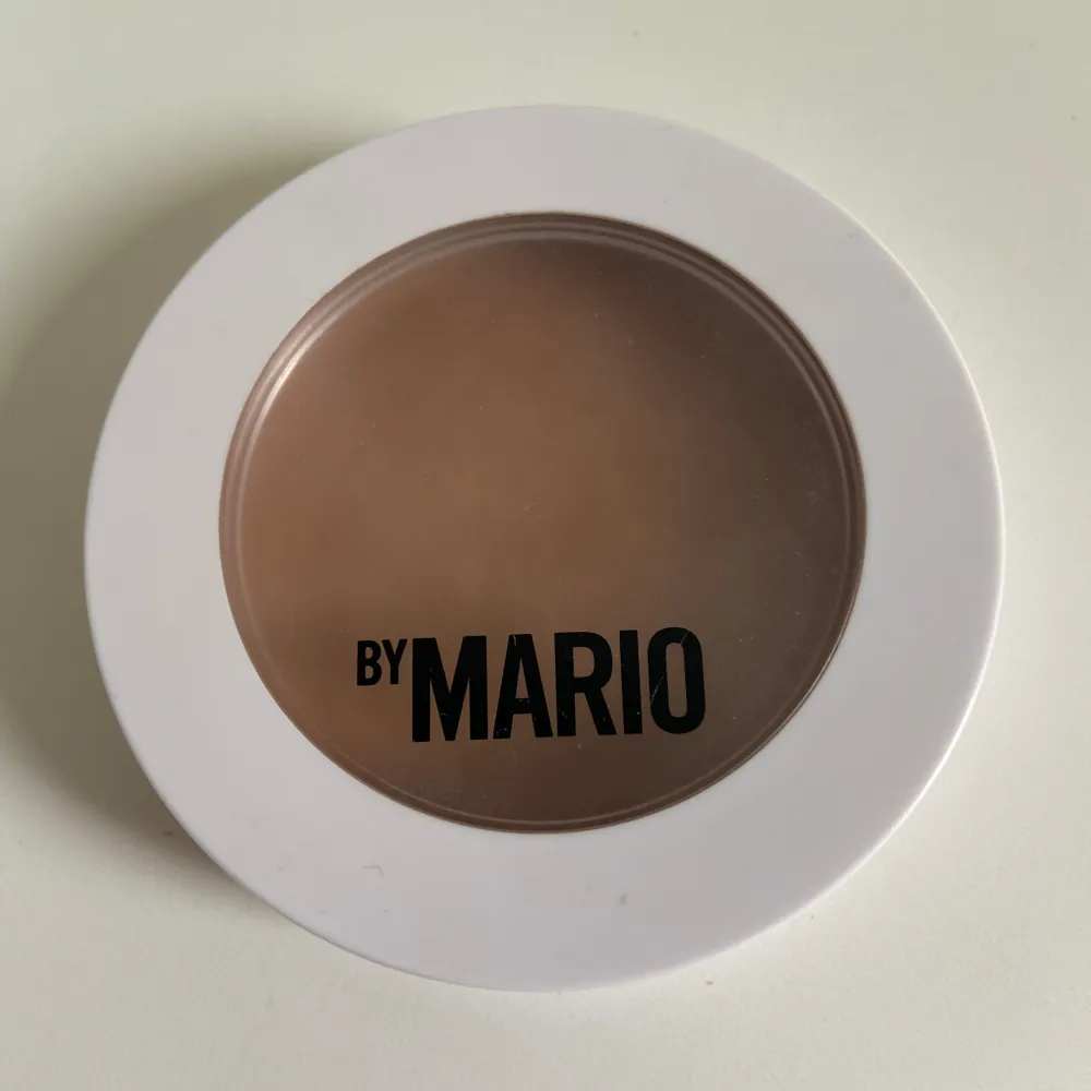 Säljer denna populära softsculpt transforming skin enhancer från makeup by Mario i färgen light. Köpt här på Plick men jag har aldrig använt den men den är använd av förra ägaren några gånger. . Övrigt.