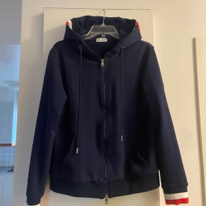 Moncler Hoodie Herr  - Skick 9/10  Storlek L, men sitter som M. Moncler är små i storlekarna 