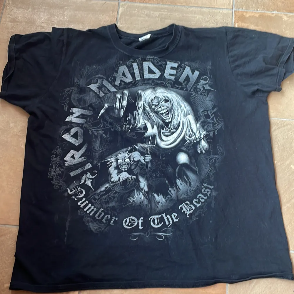 Iron maiden tshirt 🤘 stårlek stor ej, men ganska baggy så skulle uppskatt till XL. T-shirts.